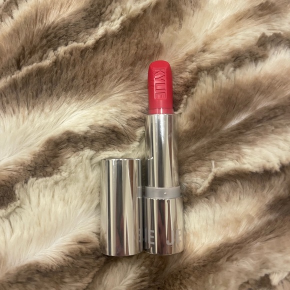 KYLIE Cosmetics Amore Creme Cream Lipstick Satin Coral Pink - Picture 1 of 3